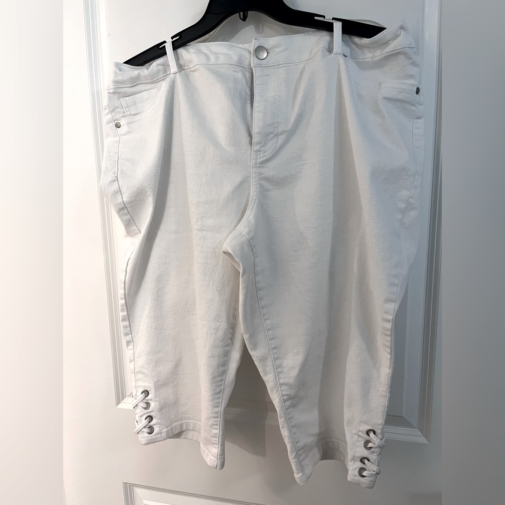 White Capris 20W with lattice decoration on bottom of legs